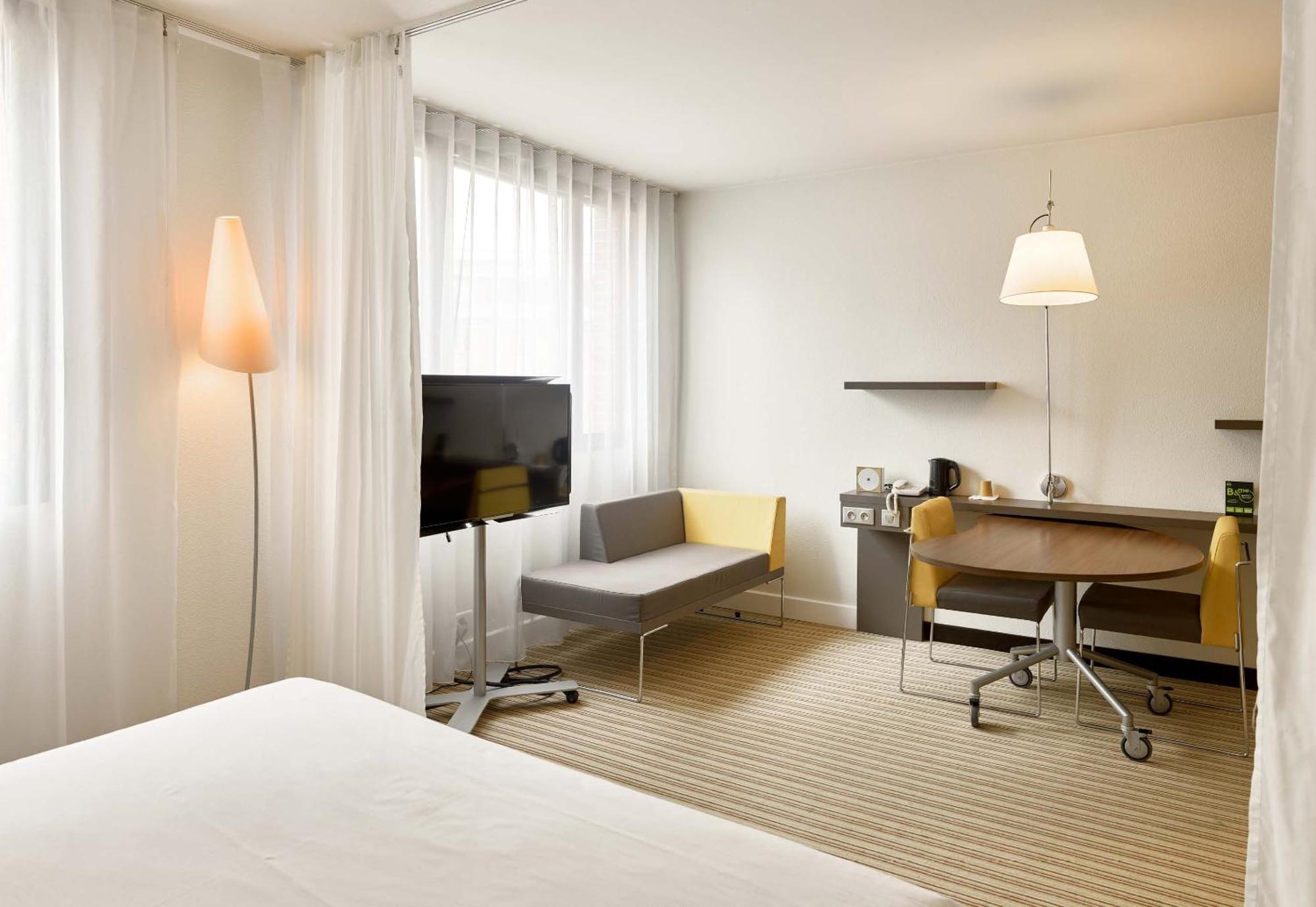 B&B Hotel Rueil-Malmaison Gare Exterior foto
